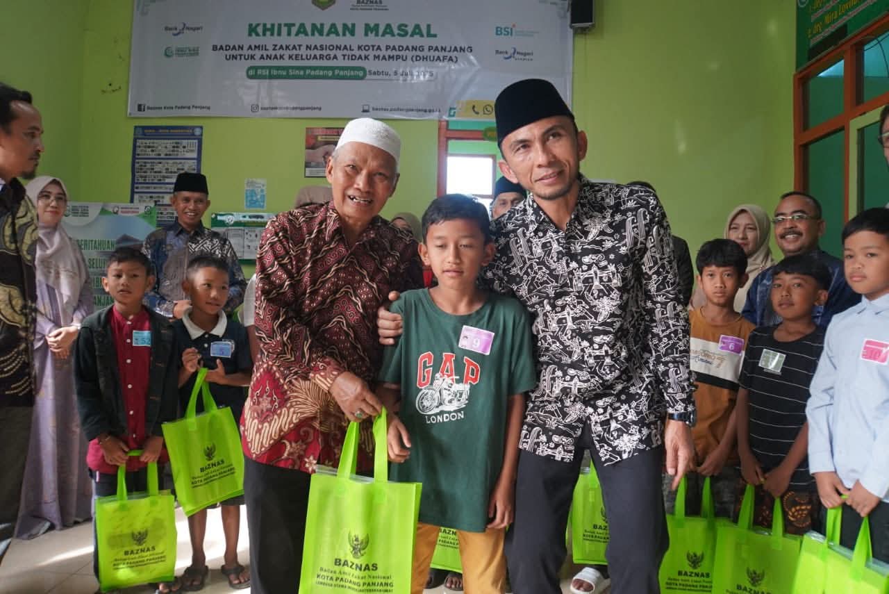 Wawako Allex Saputra, poto bareng peserta khitanan massal.