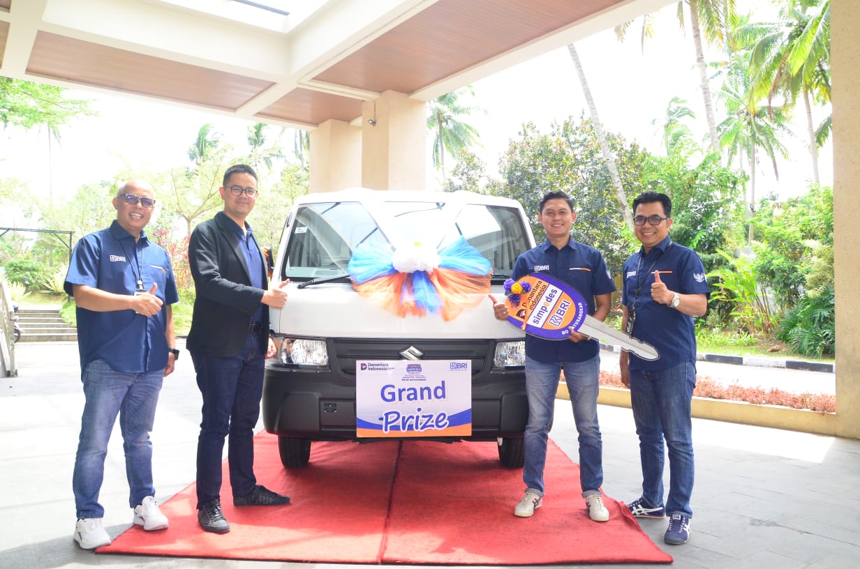 Pimpinan BRI Cabang Batusangkar Alvian serahkan satu unit mobil pada pemenang Gebyar SIMPEDES.