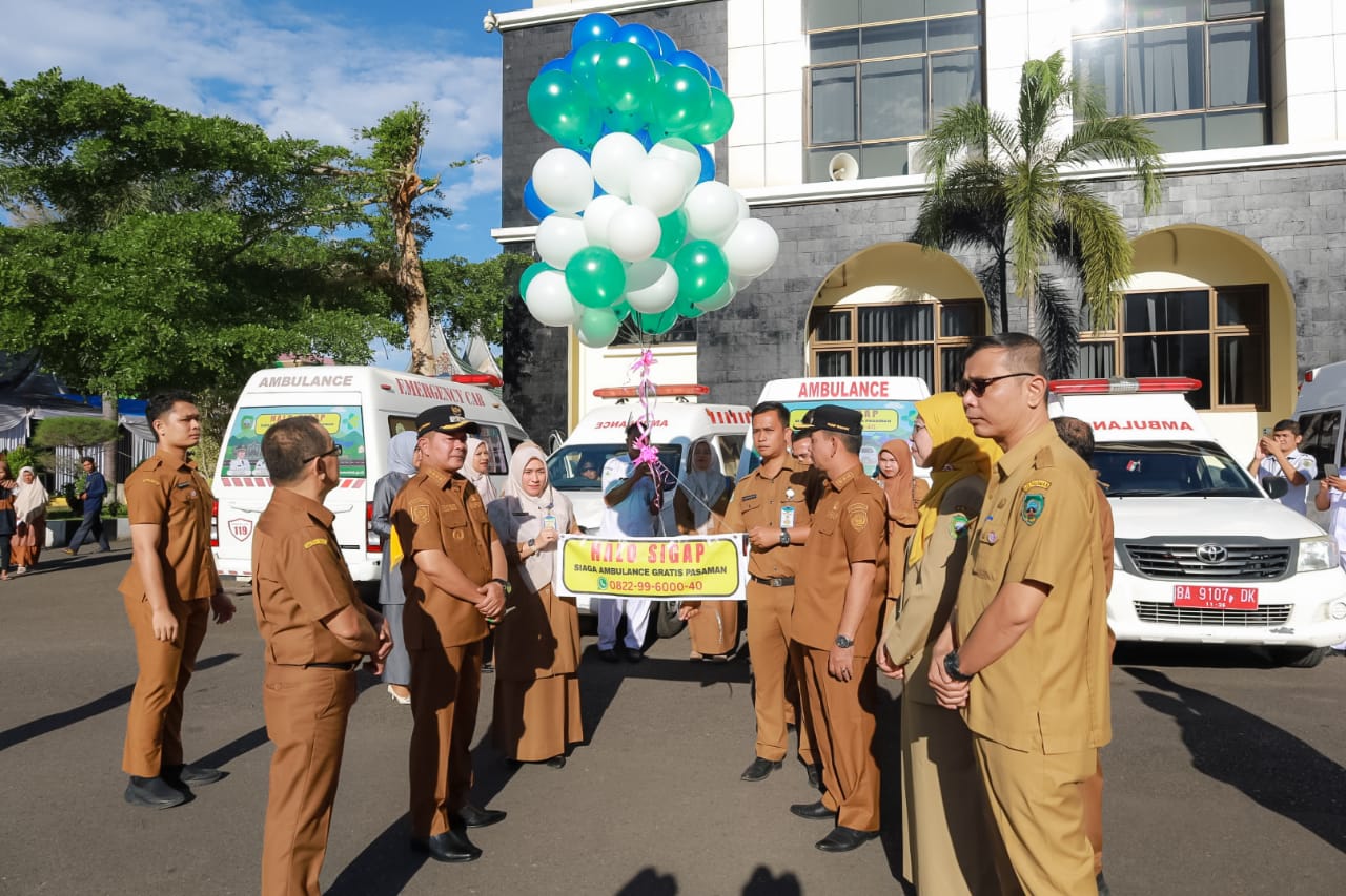 Bupati Pasaman, Welly Suhery saat launching Ambulans gratis