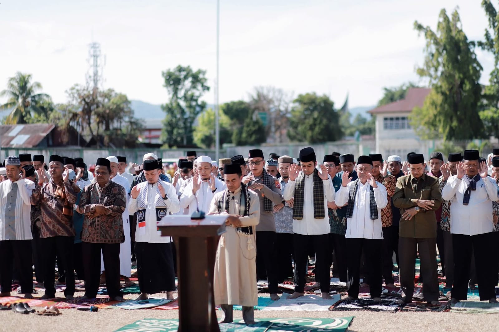 Suasana Shalat Istisqa di Lapangan Merdeka Solok