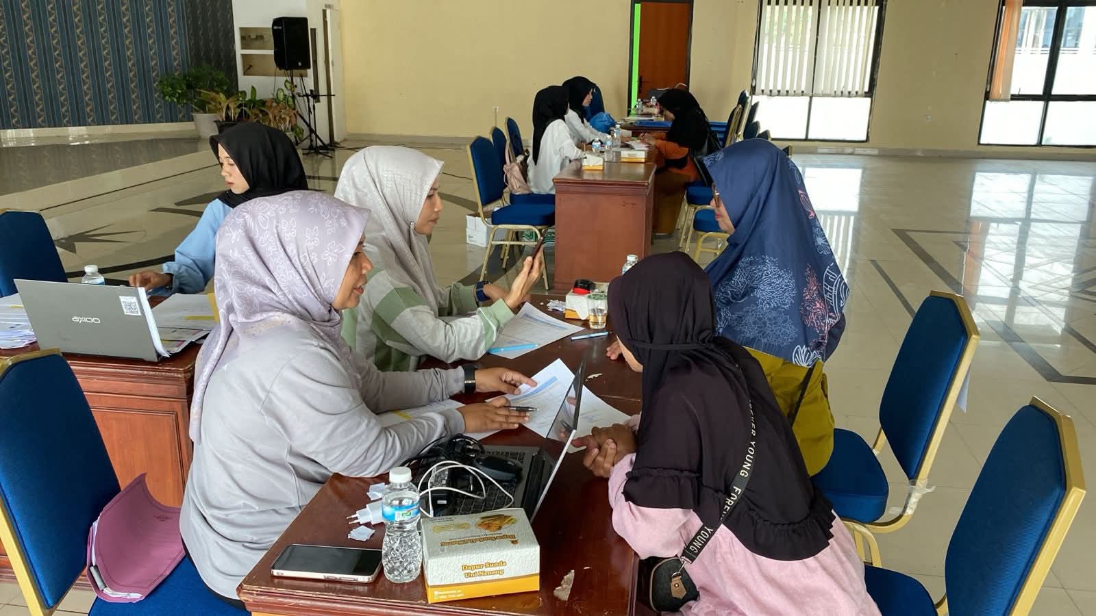 Suasana penyaluran bantuan kelengkapan sekolah di kantor Disdik Padang Panjang, Jumat (11/7/2025).