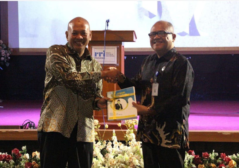 Kepala LPP RRI Padang yang baru Yulian S. Saaba menerima memory kerja dari Ade Irosadi yang selanjutnya menjabat Kepala Pusbangkom RRI. Foto Rafles.