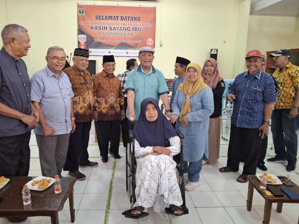 Ketua PWRI Sumbar, Syafizal Ucok bergembira bersama penghuni Panti Sosial Kasih Sayang Ibu, Tanah Datar. Foto ist. 