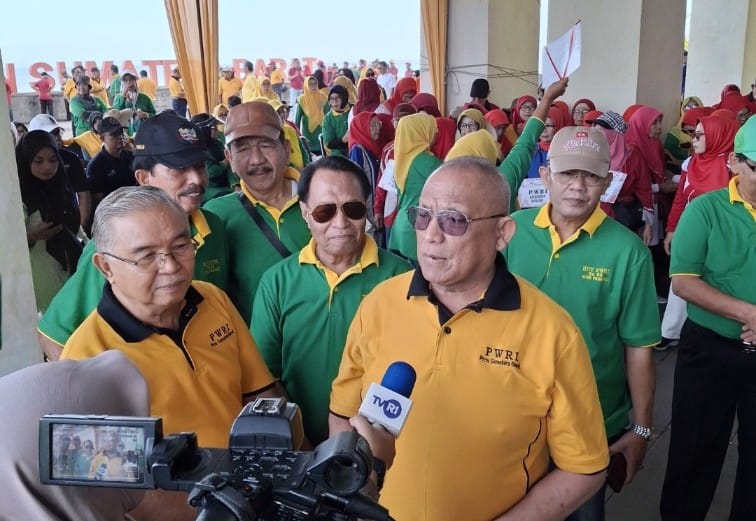 Ketua PWRI Sumbar, Syafrizal Ucok, memberikan keterangan Pers dalam rangkaian acara Jalan Sehat, Sabtu (19/7/2025). Foto Gk.