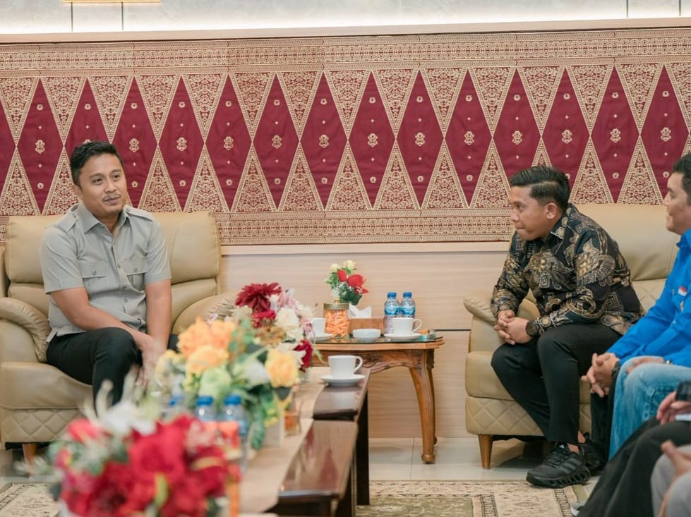 Wagub Sumbar Vasko Ruseimy, menerima Wali Kota Sibolga, Akhmad Syukri Nazry Penarik, bersama Ketua DPRD Kota Sibolga dan rombongan di kediamannya. Foto Adpsb. 