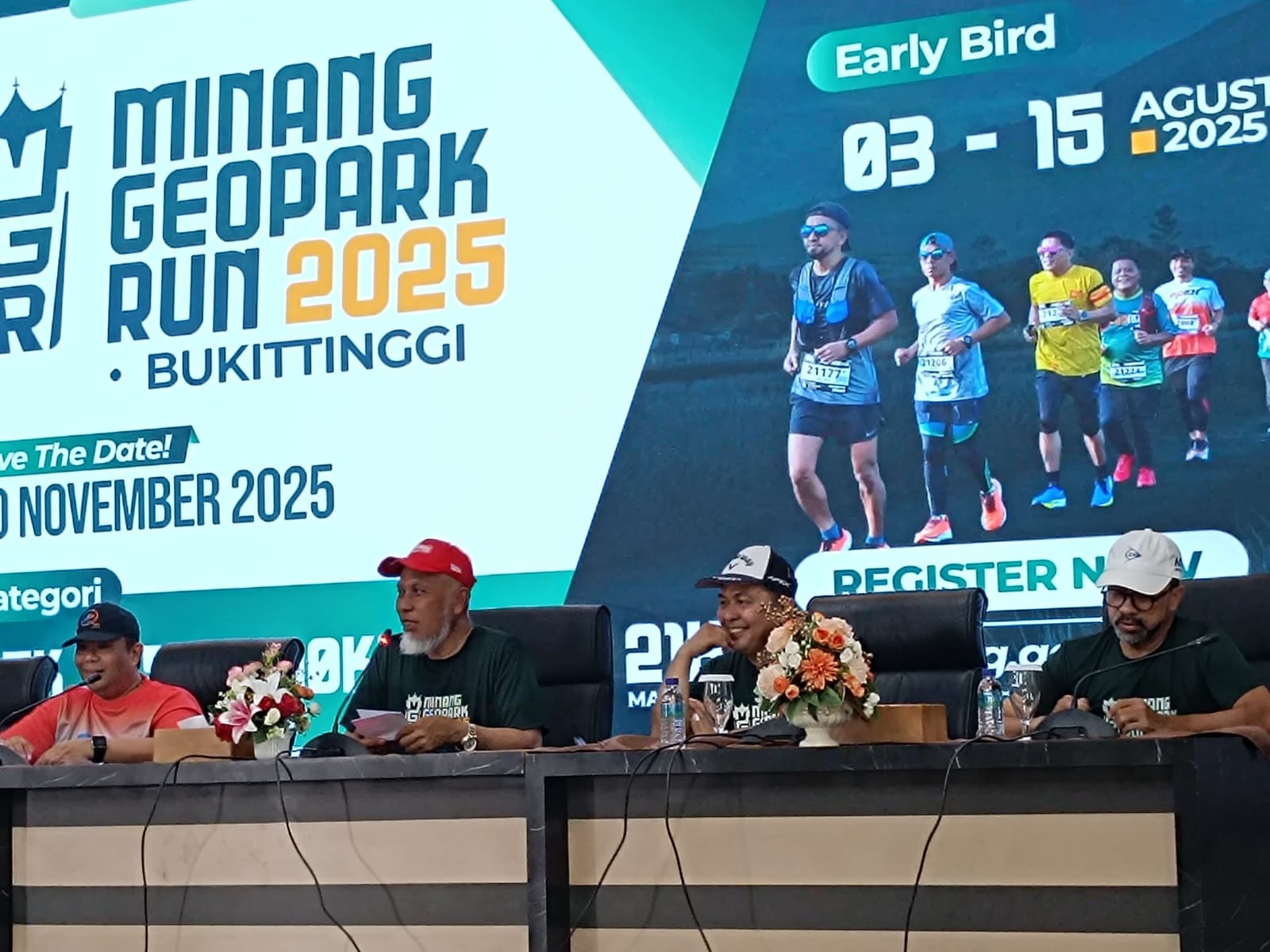 Gubernur Sumbar Mahyeldi, secara resmi meluncurkan Minang Geopark Run (MGR) 2025, di Auditorium Gubernuran Sumatera Barat, Minggu (3/8/2025). Foto Adpsb.