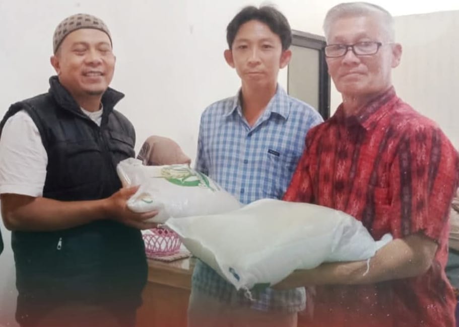 Penyerahan bantuan beras pada warga membutuhkan