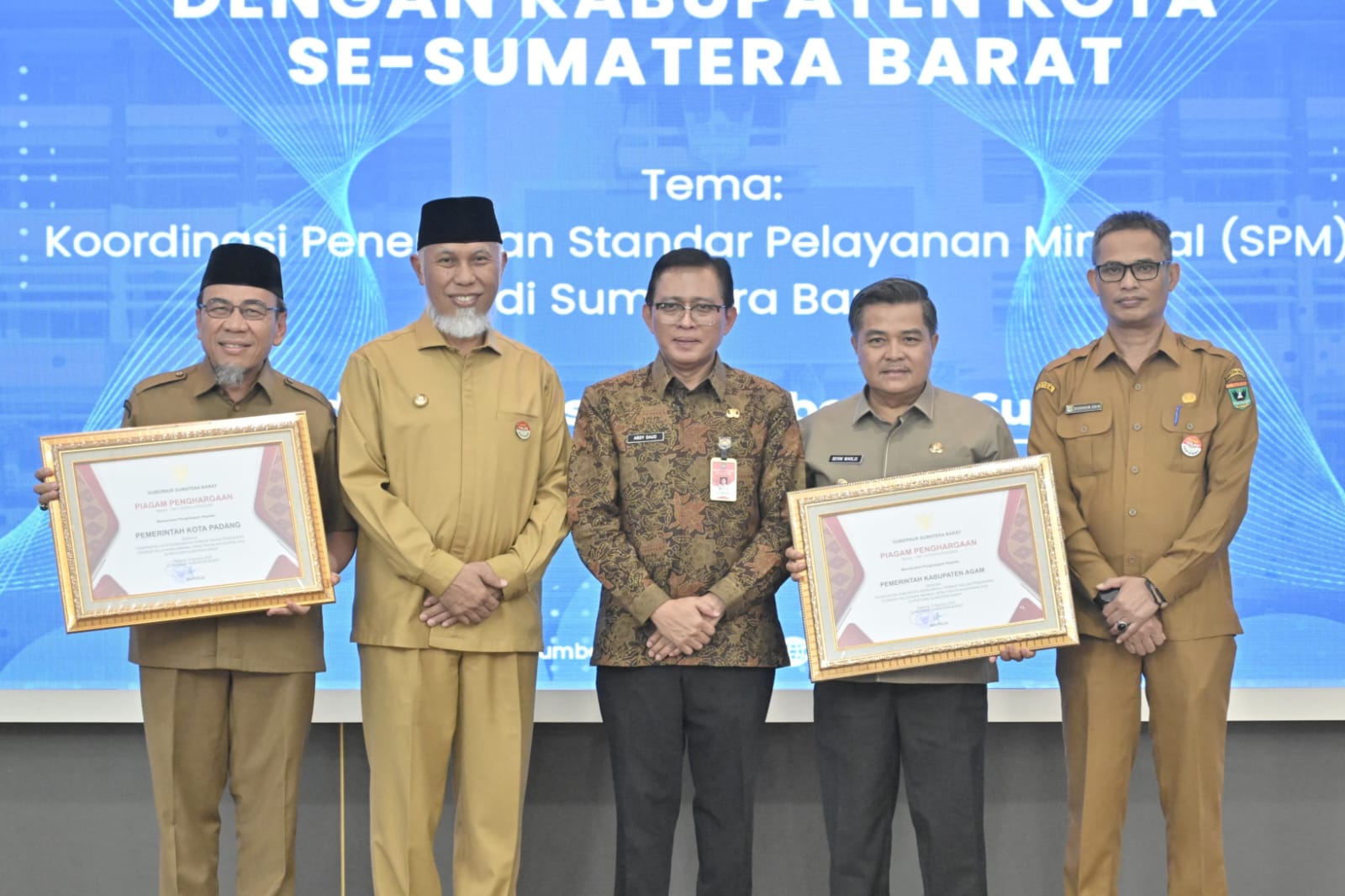 Gubernur Sumbar Mahyeldi (tengah berkopiah) Foto Adpsb. 