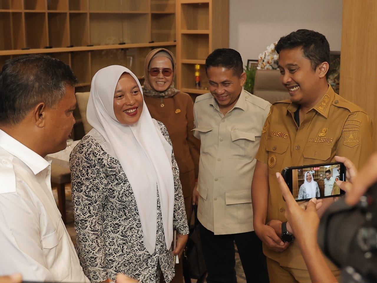 Wagub Sumbar Vasko Ruseimy saat menerima Bidan Dona di Padang. Foto Adpsb. 