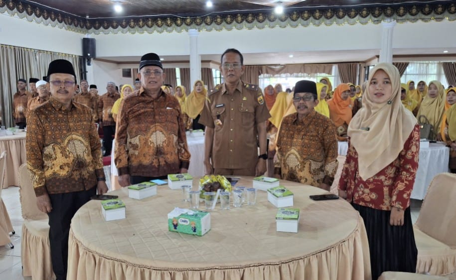 Ketua PWRI Sumbar, Syafrizal Ucok (dua dari kiri) saat menghadiri peringatan HUT ke-63 di Pariaman. Foto ist.