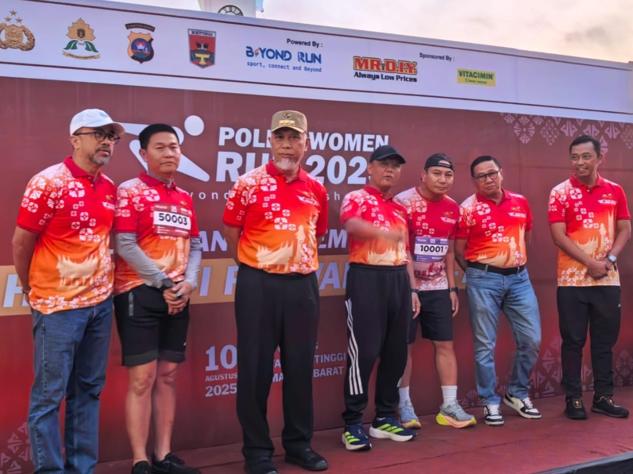 Gubernur Sumbar bersama Kapolda Sumbar saat melepas peserta PWR 2025 di Bukittinggi, Minggu (10/8/2025). Foto Adpsb. 