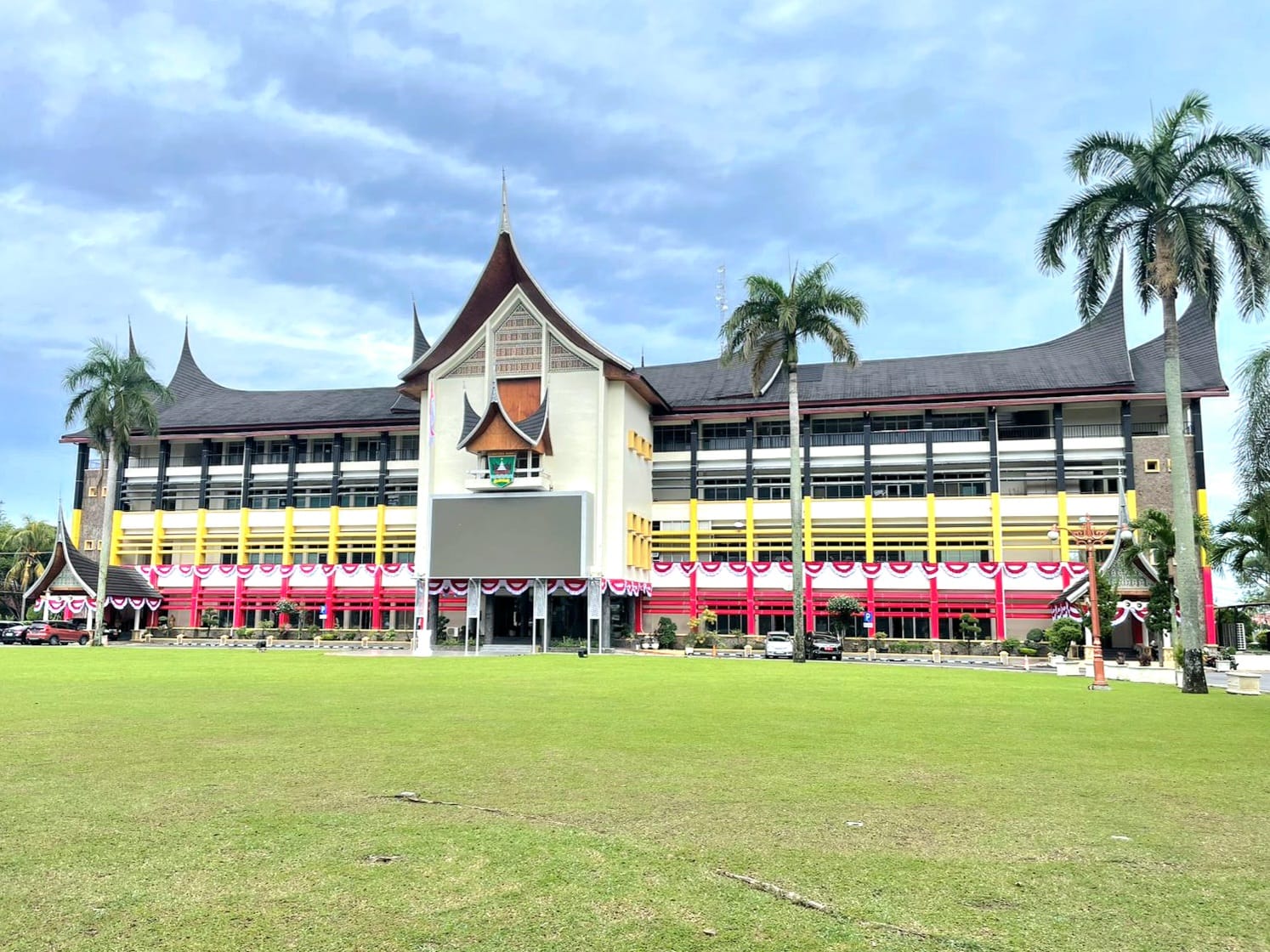 Gedung Kantor Gubernur yang dikenal "Rumah Bagonjong" Sumatera Barat. Foto Adpsb. 