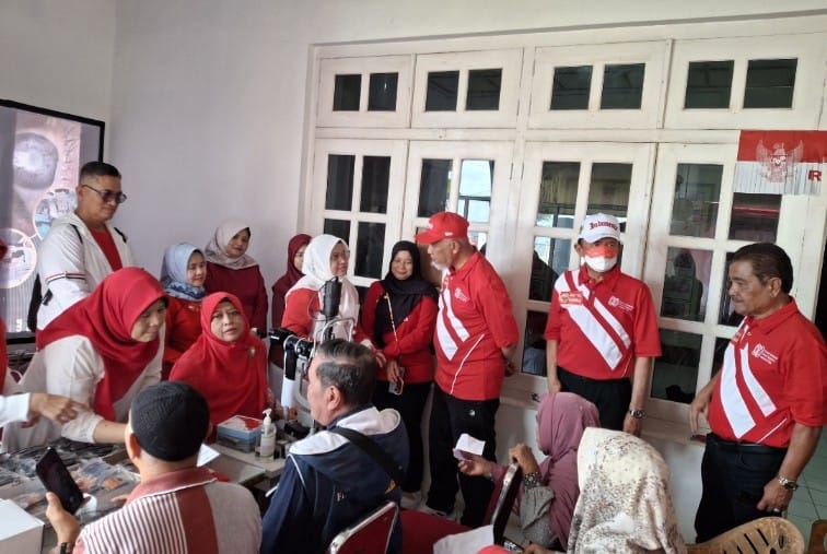 Gubernur Sumbar, Mahyeldi yang juga Ketua Umum DHD BPK 45, menyaksikan kegiatan pengabdian masyarakat. Foto ist.
