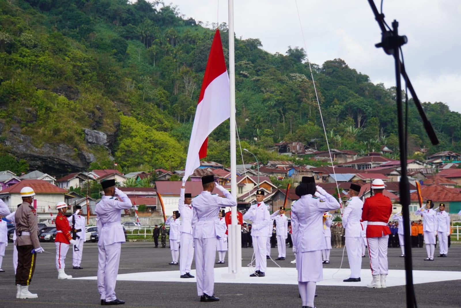 Suasana pengibaran sang saka merah putih oleh Paskibraka di HUT ke 80 RI