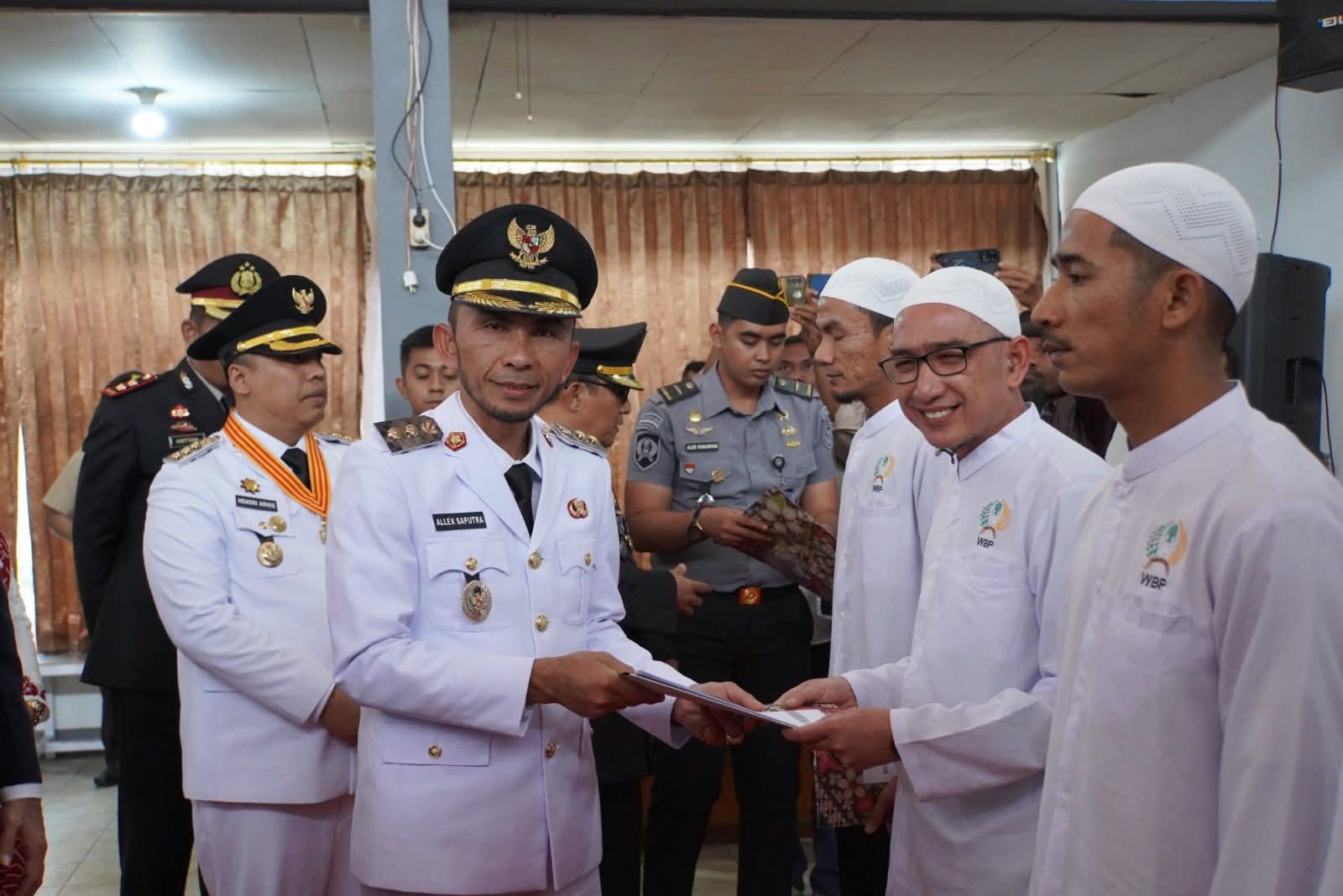 Wawako Allex saat serahkan sertifikat remisi pada salah seorang WBP.