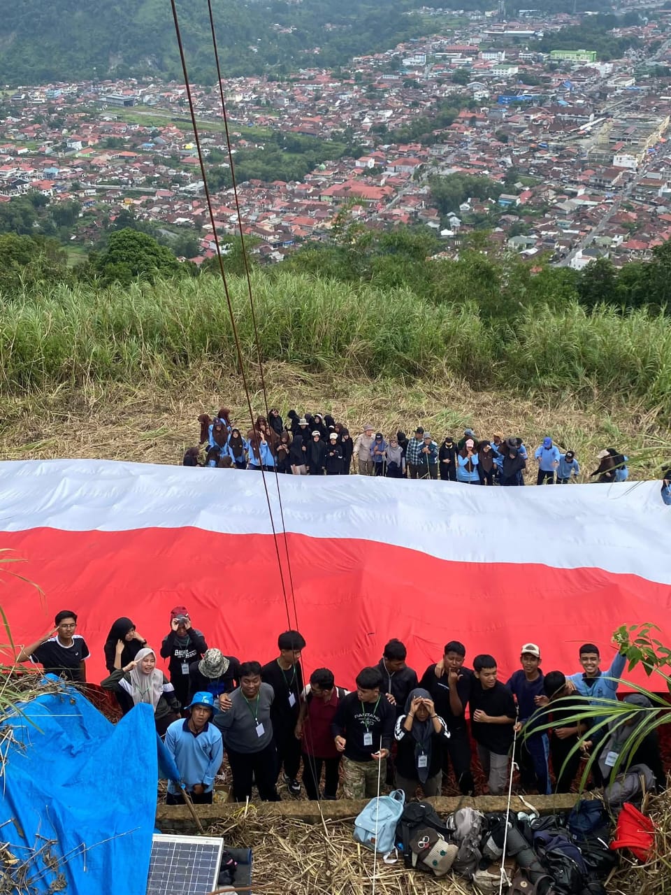 Sispala Boostra SMA N.2 saat bentangkan bendera merah putih di puncak Bukit Tui di HUT ke 80 RI, Ahad (17/8/2025).