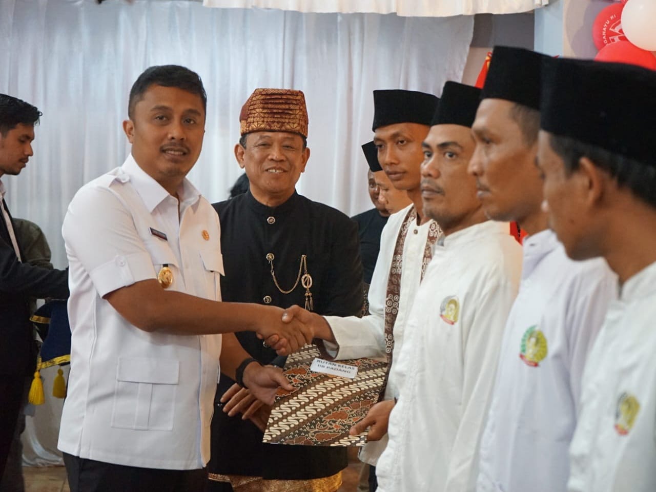 Wagub Sumbar, Vasko Ruseimy, menyerahkan remosi bagi 8.856 narapidana di Lapas Kelas IIA Padang, dalam rangka HUT ke-80 RI. Foto Adpsb 