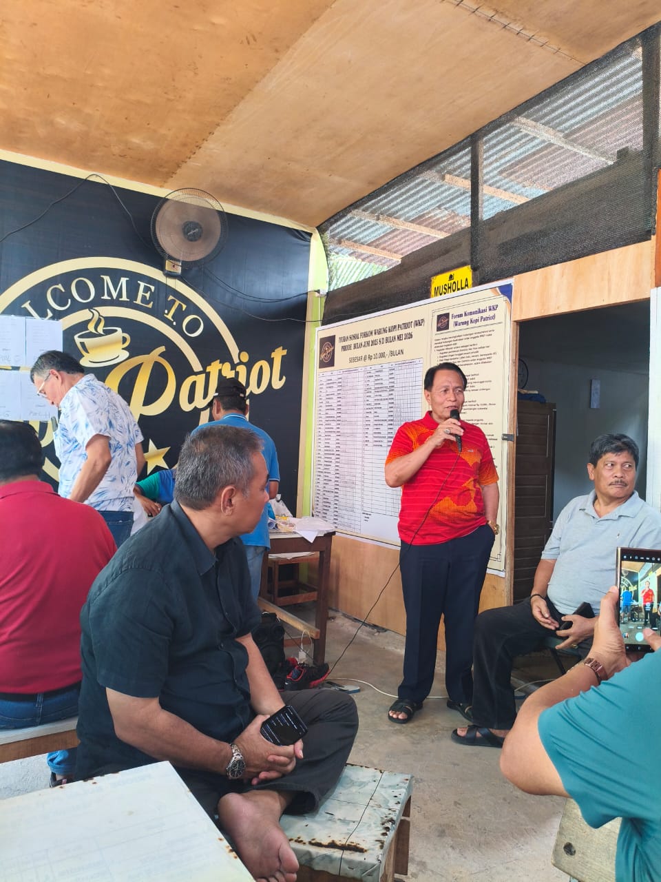 Ketua Panitia Yusman Kasim yang juga Ketua PWRI Kota Padang, membuka pertandingan Domino di WKP Padang, Senin (18/8/20225). Foto ist.