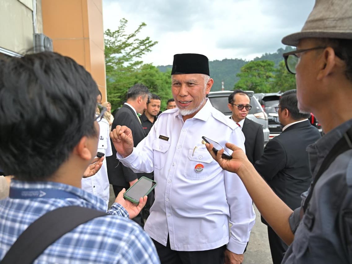Gubernur Sumatera Barat, Mahyeldi Ansharullah menjawab pertanyaan pers. Foto Adpsb. 