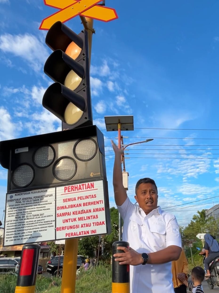 Wakil Gubernur Sumatera Barat, Vasko Ruseimy, memantau kondisi sistem peringatan di perlintasan keretapi. Foto Adpsb.