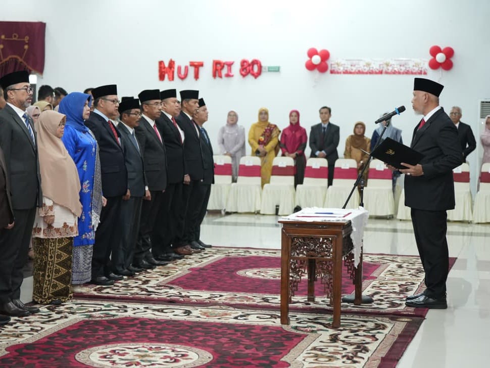 Gubernur Sumbar Mahyeldi, melantik 14 pejabat Pimpinan Tinggi Pratama di lingkungan Pemerintah Provinsi Sumbar. Foto Adpsb.  