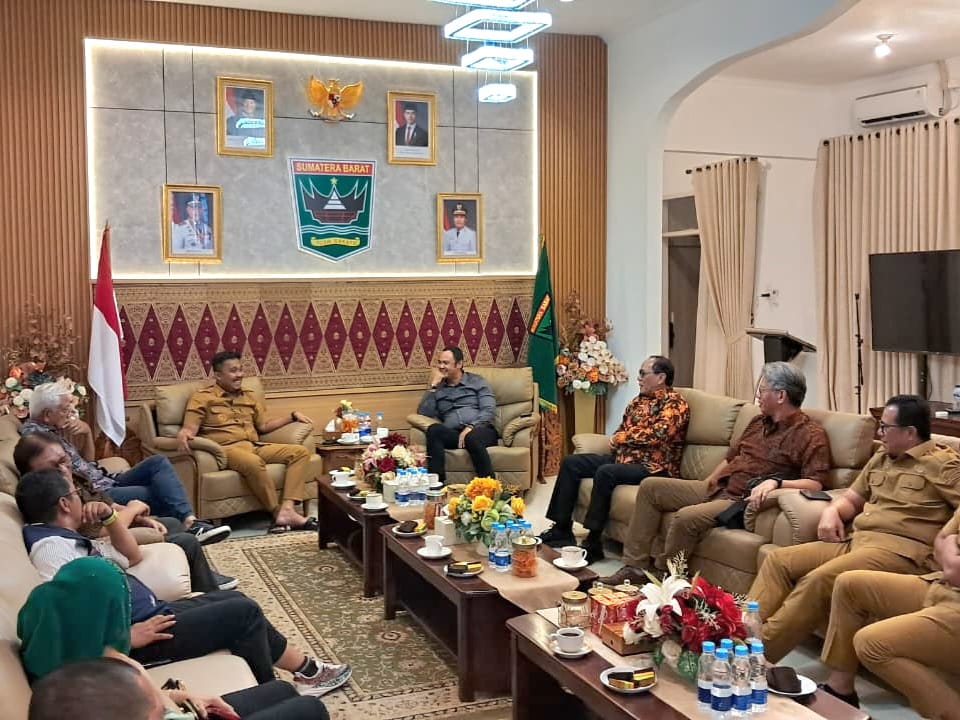 Wakil Gubernur Sumbar, Vasko Ruseimy, menerima rombongan Bupati Sijunjung, Benny Dwifa Yuswir, di Ruang Temu wagub, Senin (25/8/2025). Foto Adpsb. 