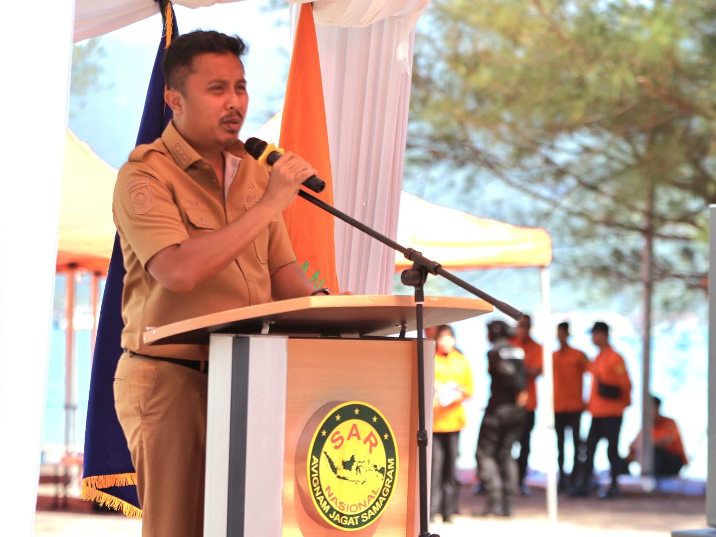 Wakil Gubernur Sumbar, Vasko Ruseimy, saat menghadiri Latihan Gabungan Kesiapsiagaan Kecelakaan Kapal di Dermaga Bungus, Kota Padang, Selasa (26/8/2025). Foto Adpsb.