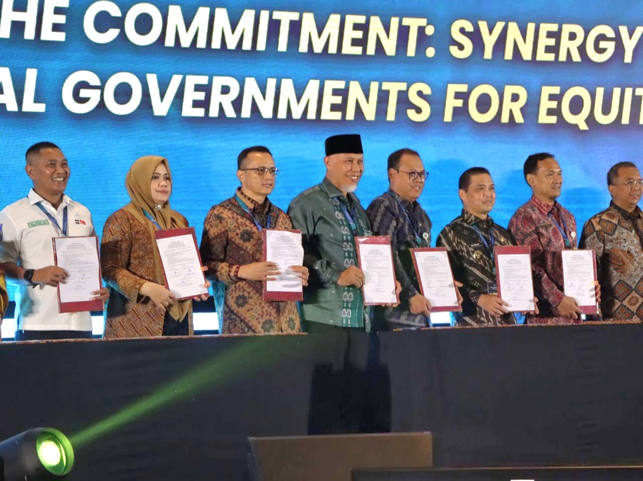 Gubernur Mahyeldi (berkopiah hitam) dan Direktur RSAM bersama Dirjen Kesehatan Lanjutan Kementerian Kesehatan, menunjukkan dokumen komitmen bersama pemerataan layanan kesehatan. Foto Adpsb.