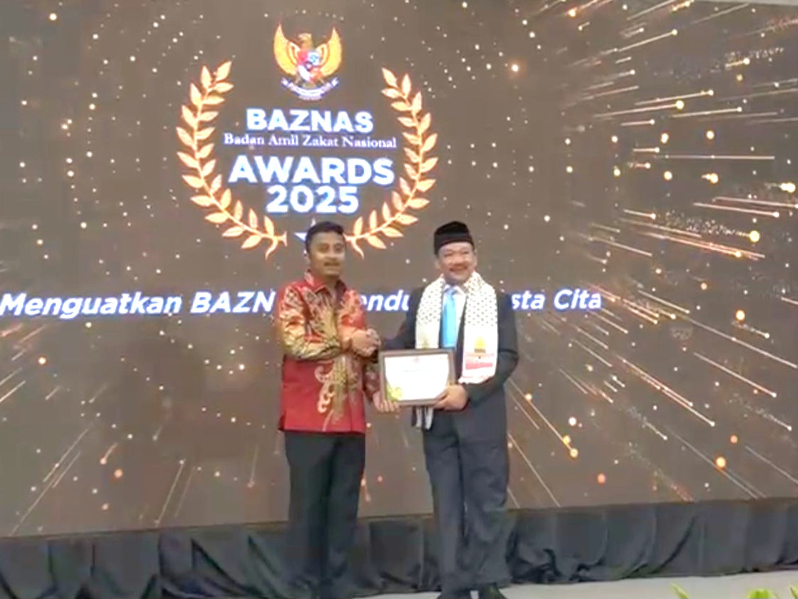Wakil Gubernur Sumatera Barat, Vasko Ruseimy, menerima penghargaan BAZNAS Awards 2025, Sumatera Barat meraih penghargaan dalam kategori Kepala Daerah Pendukung Gerakan Zakat Indonesia. Foto Adpsb.