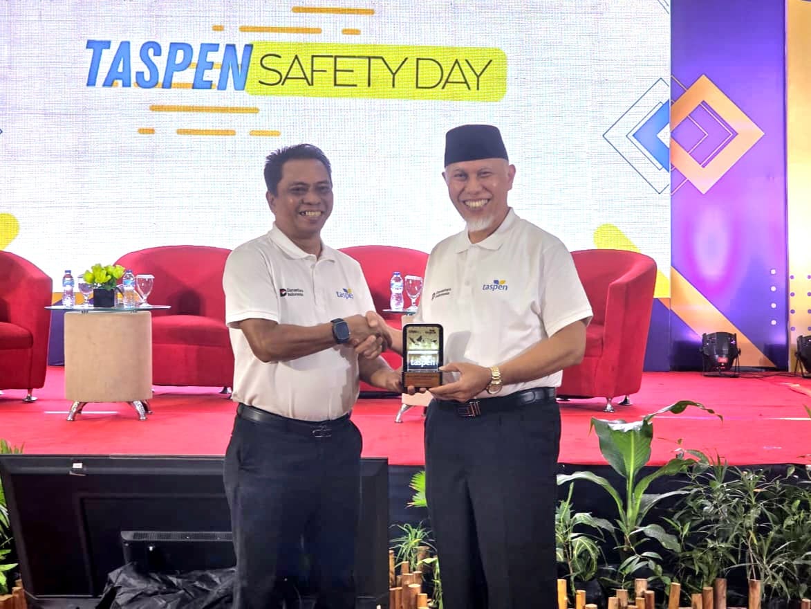 Gubernur Sumbar Sumbar, Mahyeldi dan Direktur Operasional PT Taspen (Persero), Tribuna Phitera Djaja. Foto Adpsb.