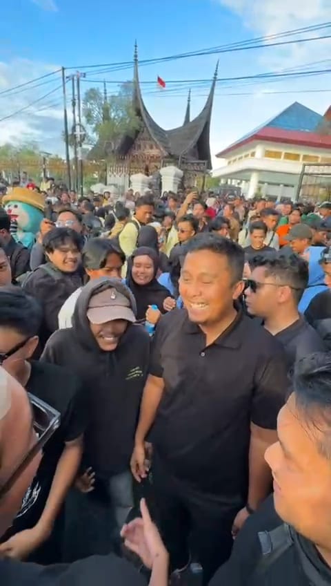 Wagub Sumbar, Vasko, hadir di tengah pendemo sebagai bukti pemerintah peduli terhadap aspirasi. Foto Adpsb.