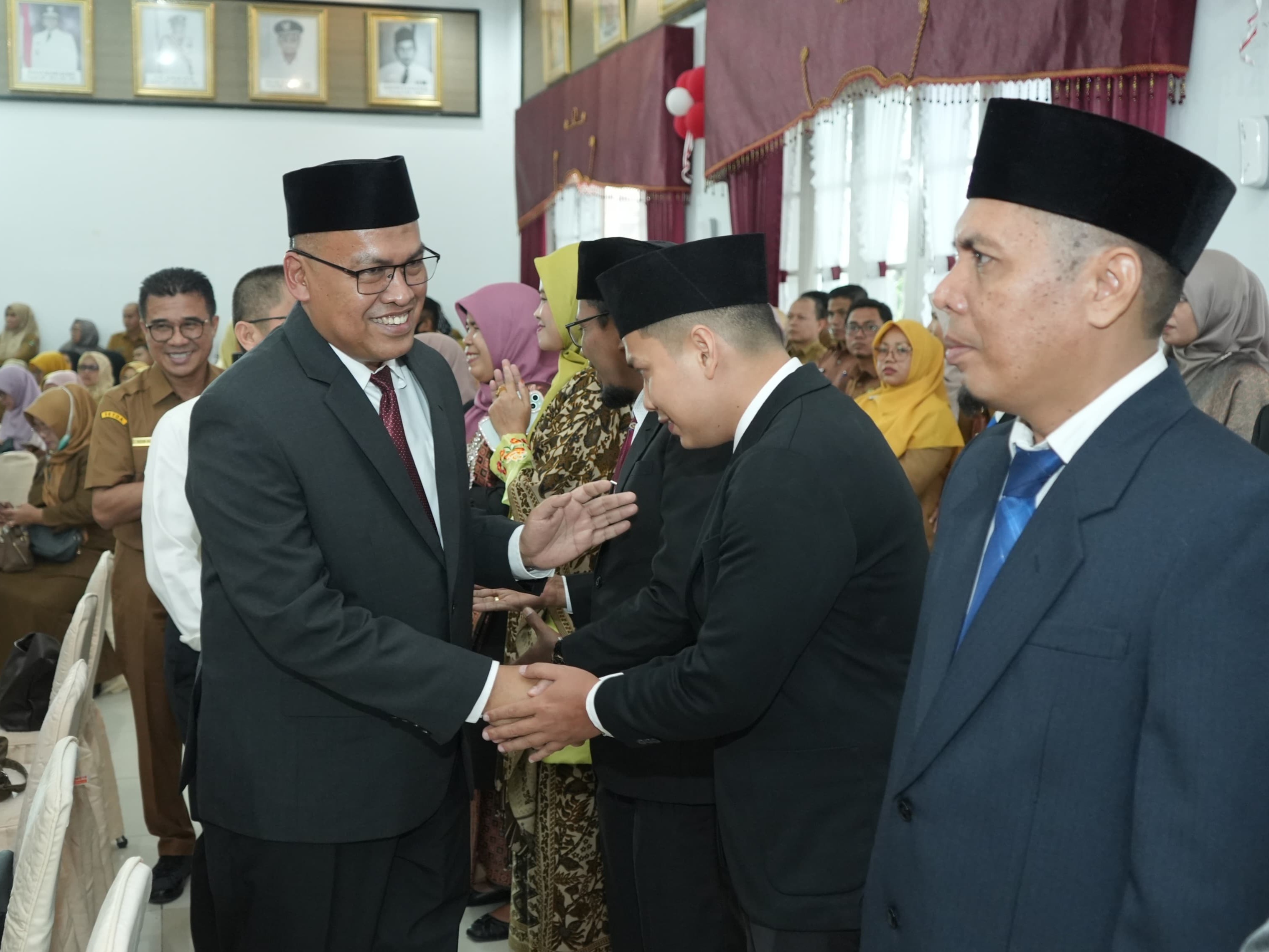 Sekdaprov Sumbar, Arry Yuswandi, memberi selamat kepada 53 orang pejabat administrator dan pengawas yang dilantik. Foto Adpsb.