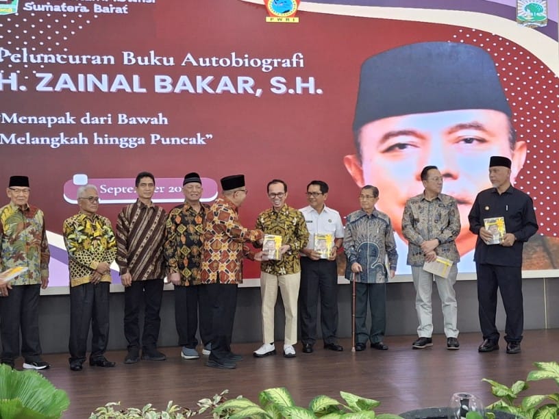 Ahli waris Zainal Bakar yaitu putranya Prof Dr Is Prima Nanda kepada Rektor Unand Efa Yonnedi, Ph.D. Foto Gk.