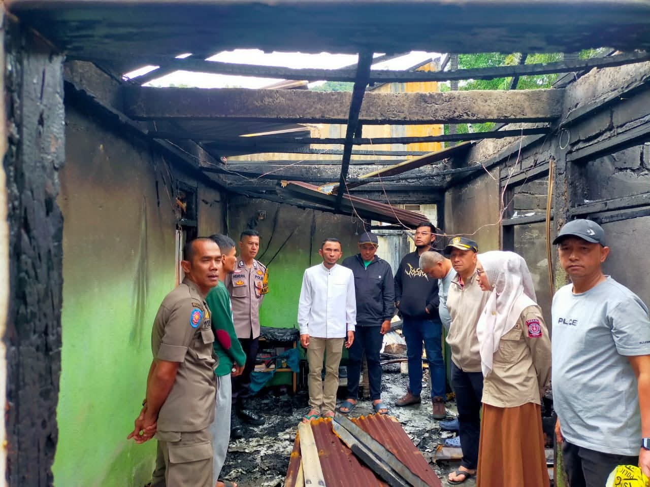 Wawako Allex saat menghadapi njau lokasi rumah yang dilalap si jago merah di Kelurahan Kampung Manggis, Jumat (5/9/2025) pagi