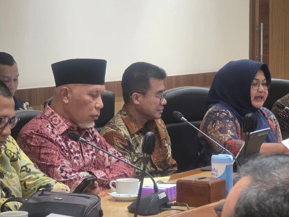 Gubernur Sumbar, Mahyeldi bersama jajaran bertemu Dirjen Perimbangan Keuangan Kemenkeu, Askolani, di Jakarta. Foto Adpsb.