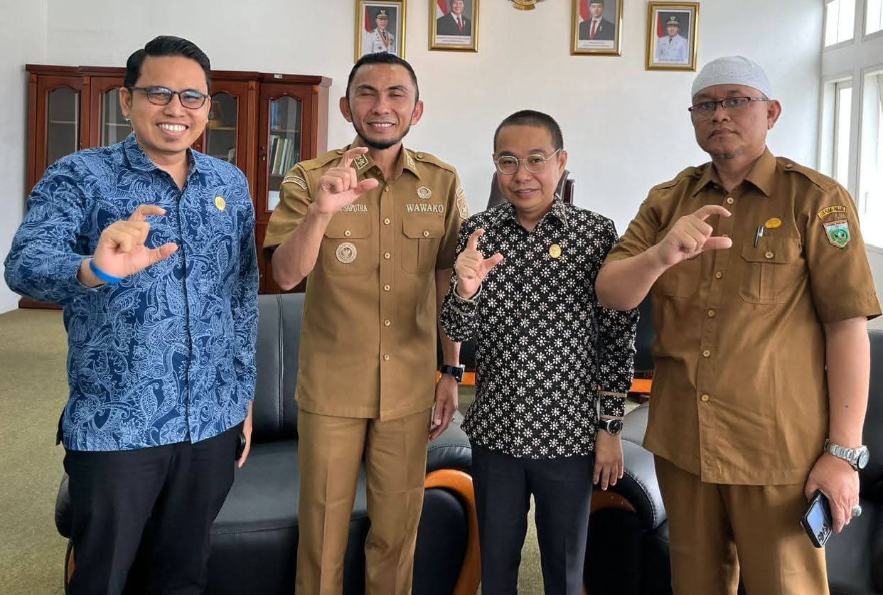 Wawako Allex didampingi Kadis Kominfo Ampera Salin poto bareng KI Sumbar