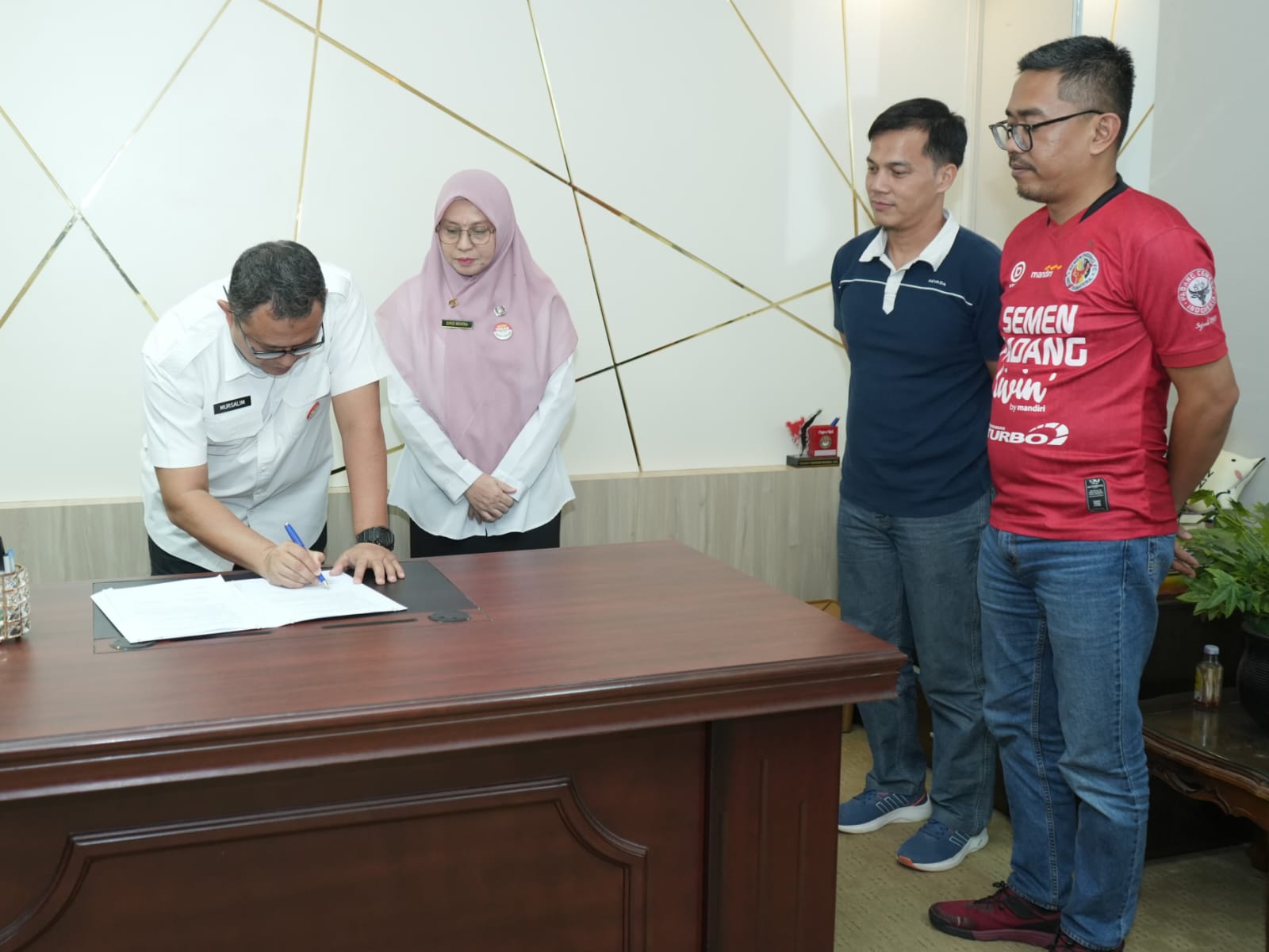 Serah terima jabatan Kepala Biro Adpim Setdaprov Sumbar dari Mursalim kepada Dirse Novera yang menjadi Plt. Foto Adpsb.