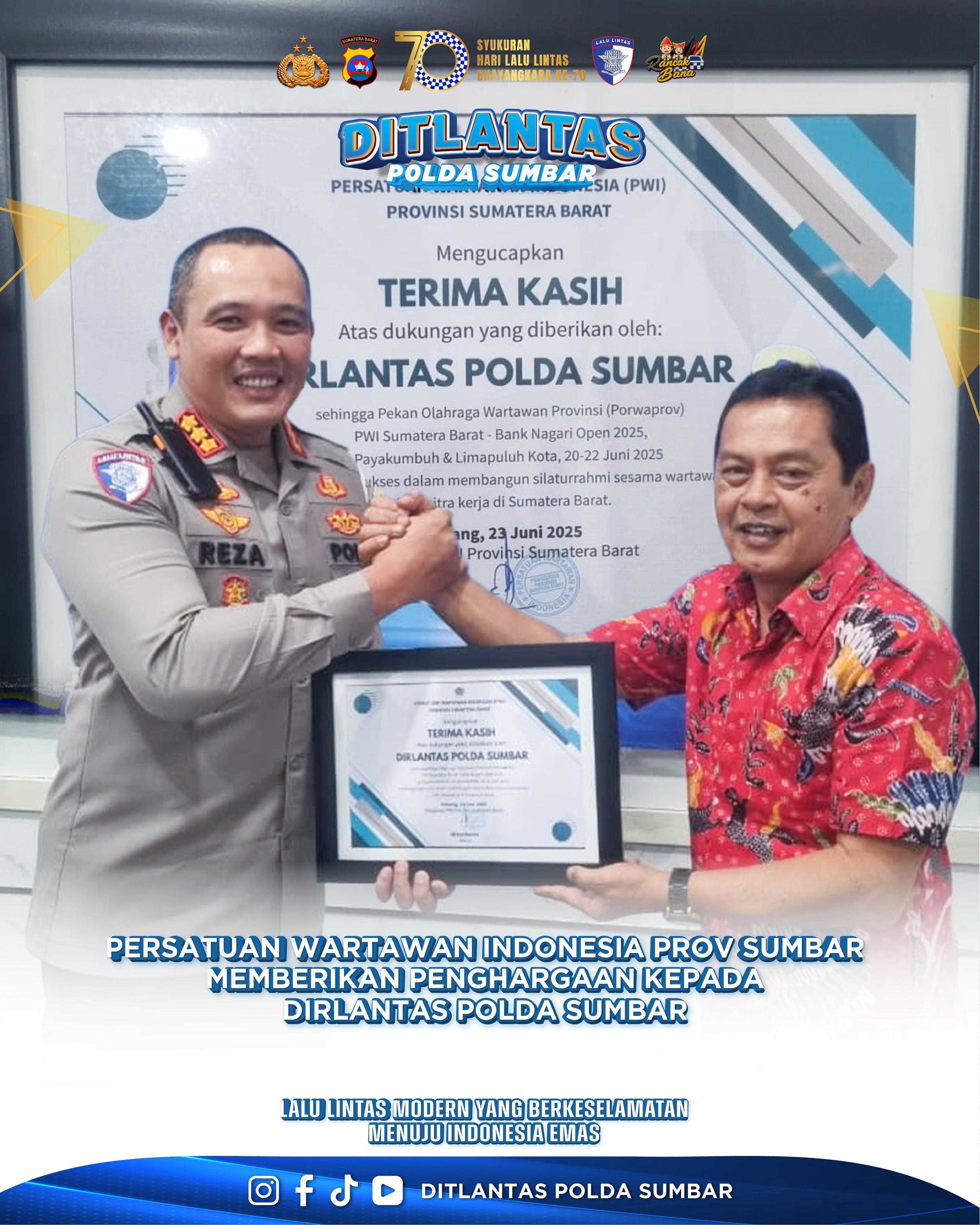 Ketua PWI Sumbar, Widya Navies berikan penghargaan kepada Dirlantas Polda Sumbar, Kombes Pol H.M Reza Chairul Akbar Sidiq