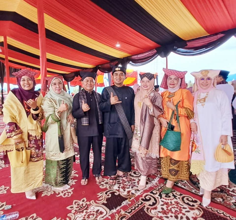   Wali Kota Solok Ramadhani Kirana Putra dan Wakil Wali Kota Suryadi Nurdal bersama Bundo Rang Solok