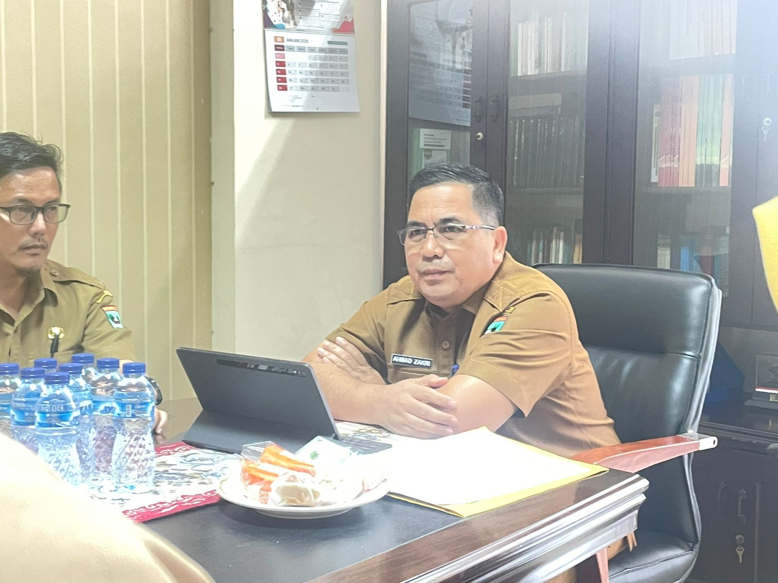 Asisten Pemerintahan dan Setdaprov Sumbar, Ahmad Zakri di ruang kerjanya, Selasa (16/9/2025).