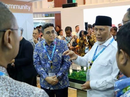 Gubernur Sumbar Mahyeldi (berkopiah) menjelaskan program Sumbar menuju Green Province di Jakarta. Foto Adpsb. 
