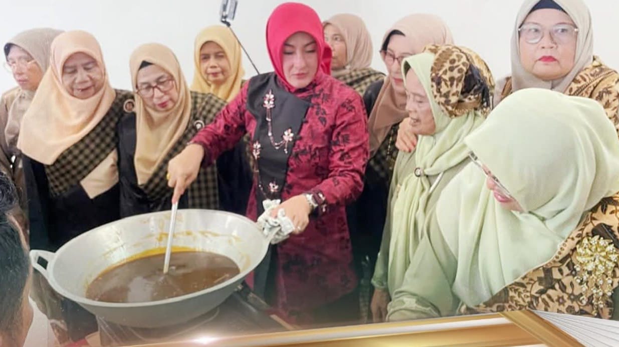 Penasehat Bundo Kanduang Ny Maria Feronica Hendri, saat bersama Bundo Kanduang disatu kegiatan.