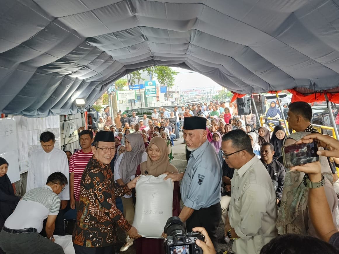 Gubernur Sumbar Mahyeldi, menyerahkan bantuan beras 4.104 kg  kepada korban terdampak kebakaran pasar Payakumbuh di halaman Kantor Pos Payakumbuh, Jumat (19/9/2025). Foto Adpsb. 
