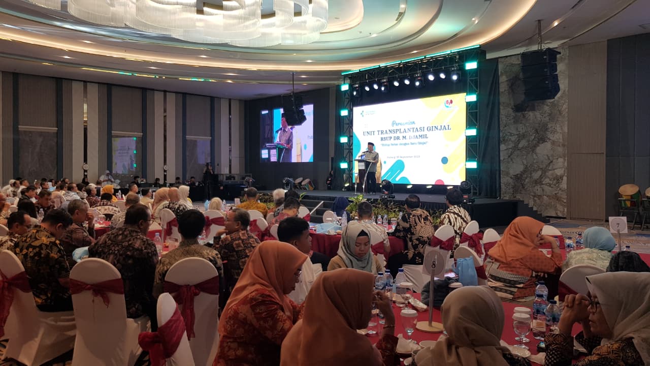 Gubernur Sumbar Mahyeldi, memberikan sambutan pada peresmian Unit Transplantasi Ginjal RSUP Dr. M. Djamil di Mercure Hotel, Minggu 20 September 2025. Foto Adpsb.