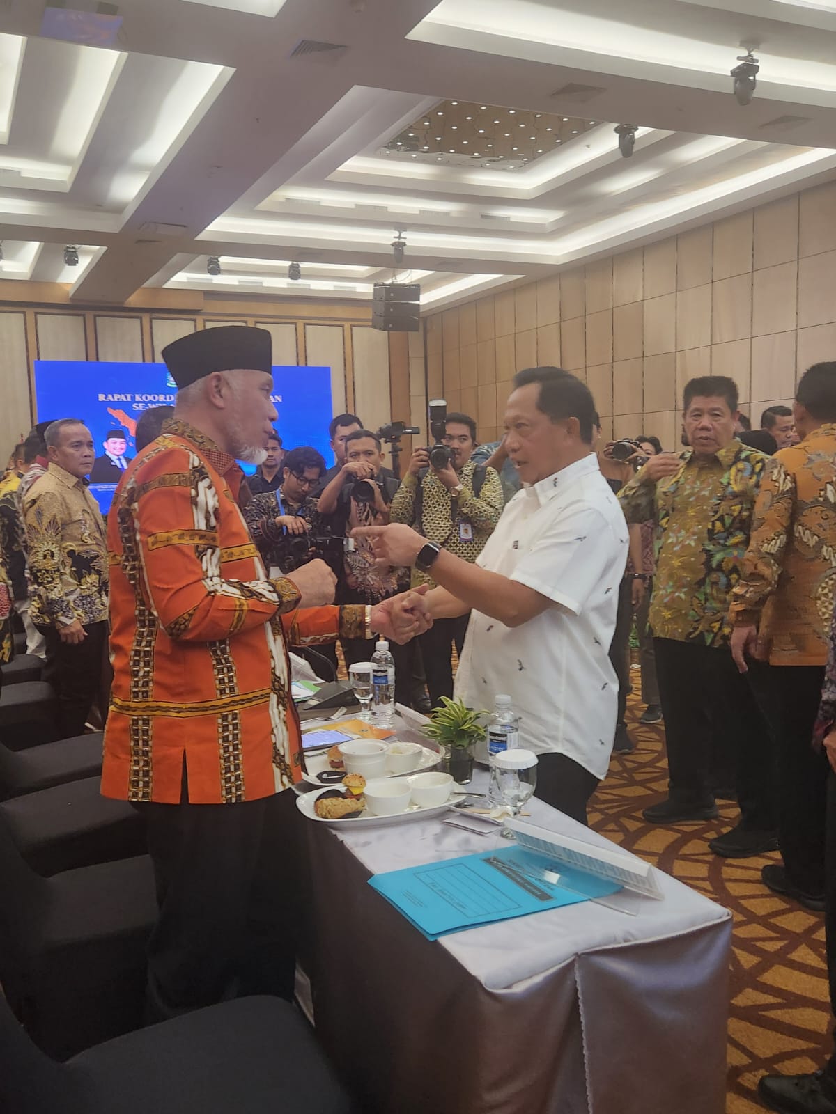 Mendagri Tito Kanarvian (kanan) bersalaman dengan Gubernur Sumbar Mahyeldi, saat rapat koordinasi (rakor) pemerintahan se-Sumatera di Batam, Kepulauan Riau, Minggu (21/9/2025). Foto Adpsb.  