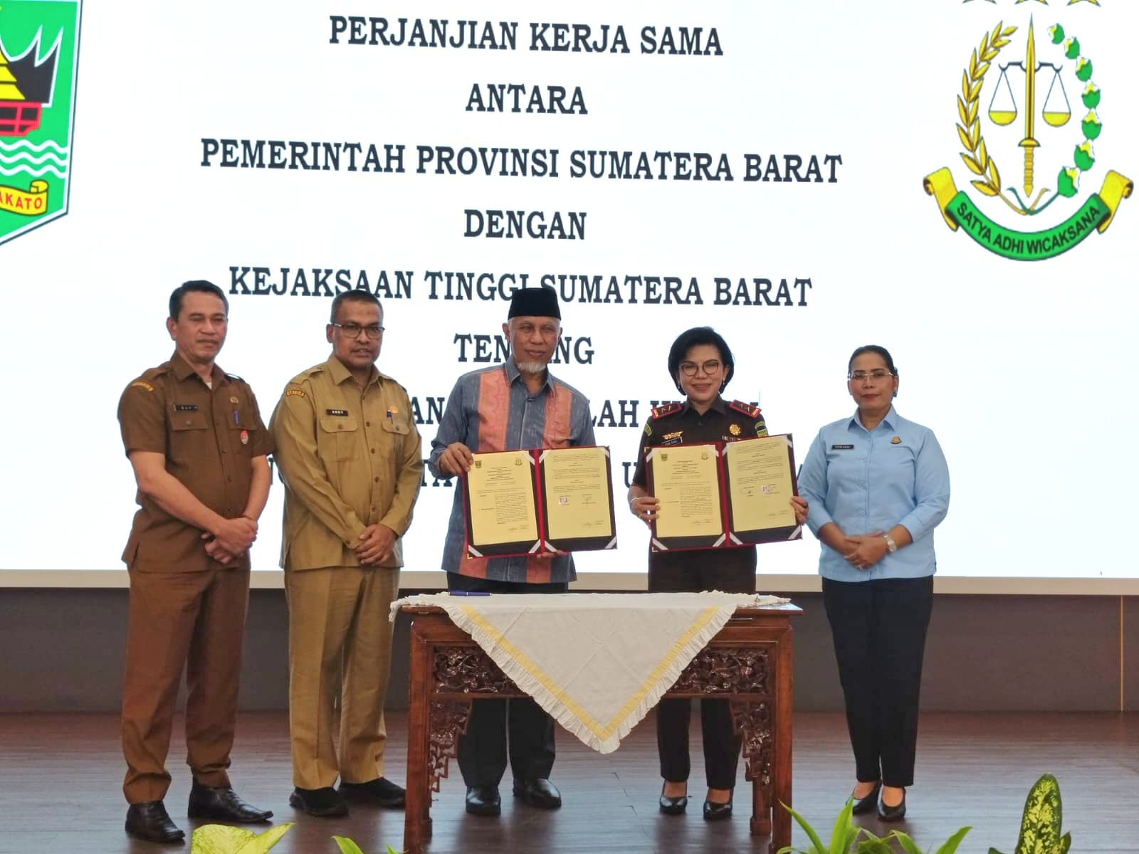 Naskah MoU antara Pemprov Sumbar dan Kejati Sumbar, yang ditandatangani di Padang, Selasa (23/9/2025). Foto Adpsb.