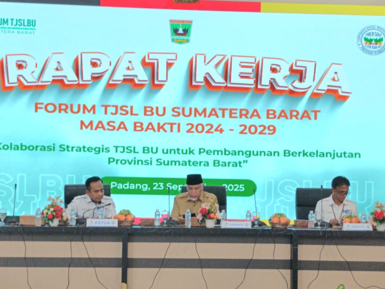 Gubernur Sumbar, Mahyeldi (tengah) membuka Rapat Kerja Forum TJSLBU Sumbar, di Padang, Selasa (23/9/2025). Foto Adpsb. 