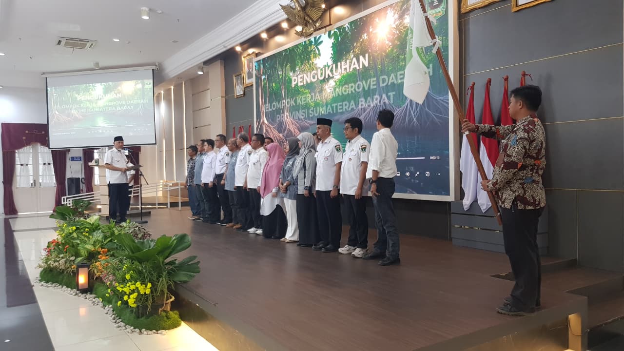 Gubernur Sumatera Barat Mahyeldi Ansharullah, saat mengukuhkan KKMD Sumbar, di Padang. Foto Adpsb. 