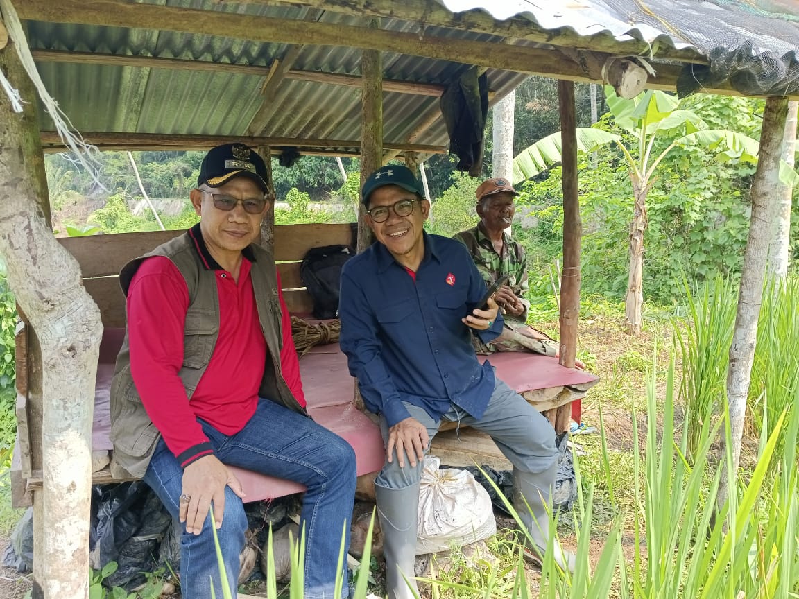 Anggota DPRD Tanahdatar Noviandri, ST dan Wali Nagari Padang Ganting Harmansyah Rajo Mudo foto bersama