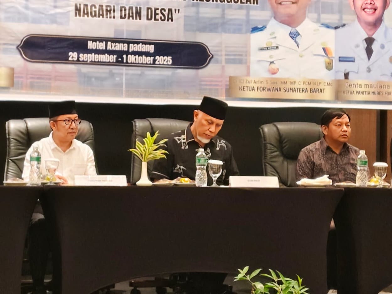 Gubernur Sumatera Barat Mahyeldi (tengah) membuka Rapat Kerja Forum Wali Nagari/Kepala Desa se Sumatera Barat di Padang. Foto Adpsb. 